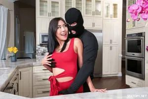 Chuốc thuốc kích dục bắt vợ yêu thằng bạn làm hầu gái trong 2 ngày