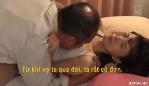 Gái Việt thủ dâm mang chậu ra hứng dâm thủy